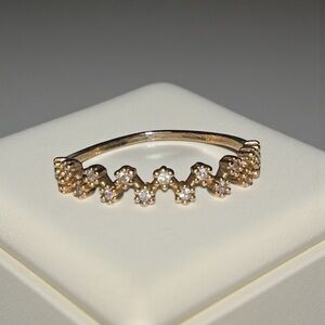 Elegant Gold and Diamond Women's Ring